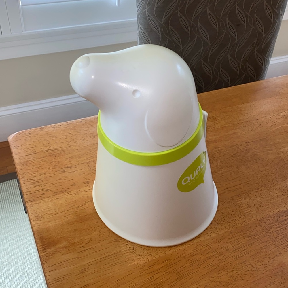 Qualy Design White Dog Food Bowl with cover